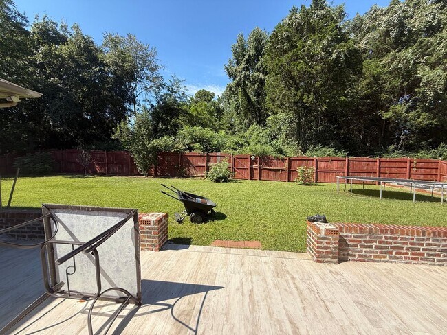 Building Photo - 4/2 Home Available Now!