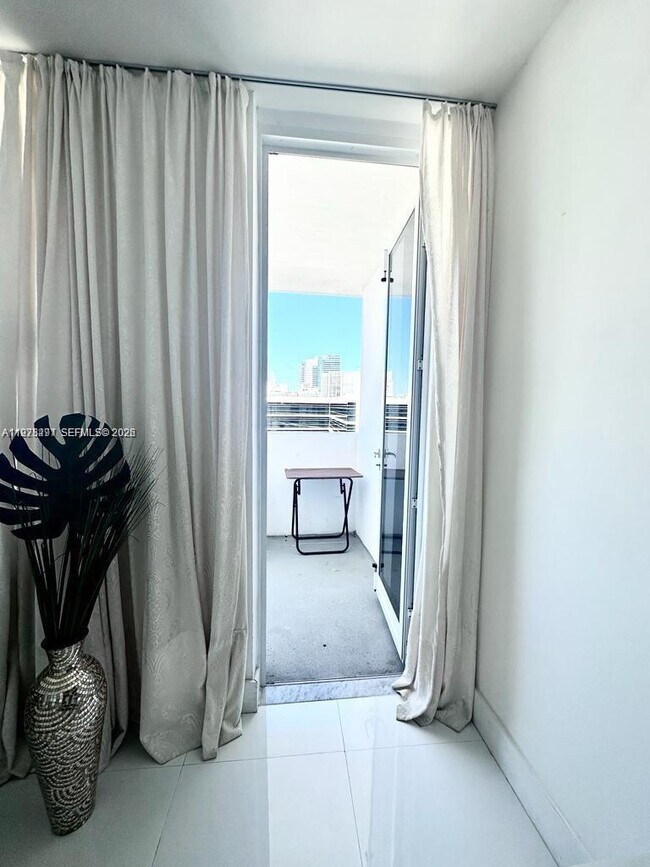 Building Photo - 100 Lincoln Rd