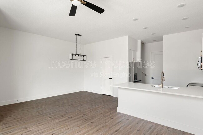 Building Photo - 566 S Grandview Ave