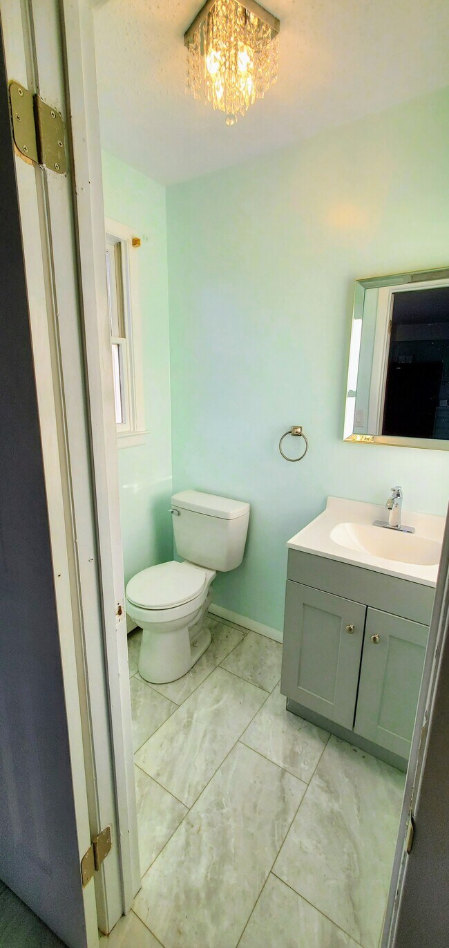 Building Photo - 717 Squires Ave