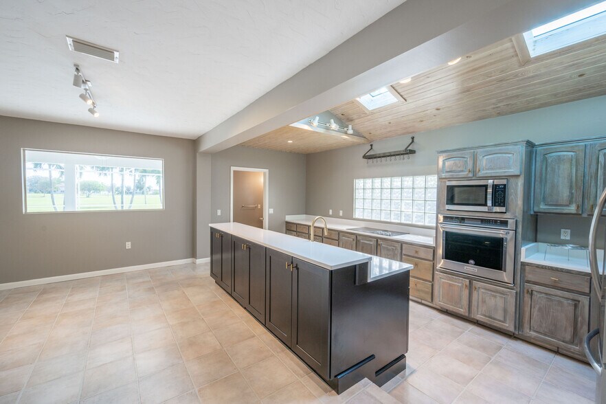 Building Photo - 6 Country Club Rd