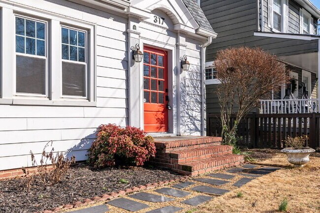 Building Photo - Standout 3-bed, 1.5-bath 1930s Richmond home full of vintage charm