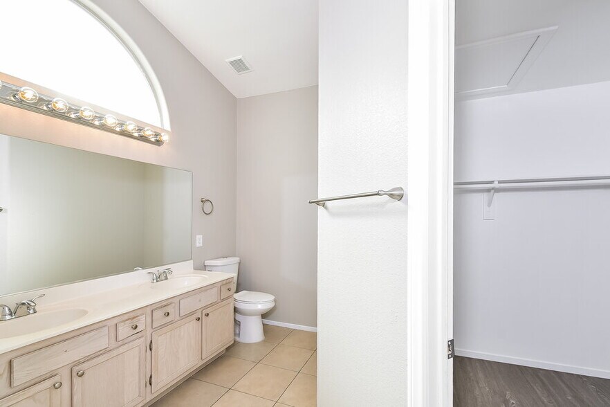 Building Photo - 5828 Meadow Dale Dr