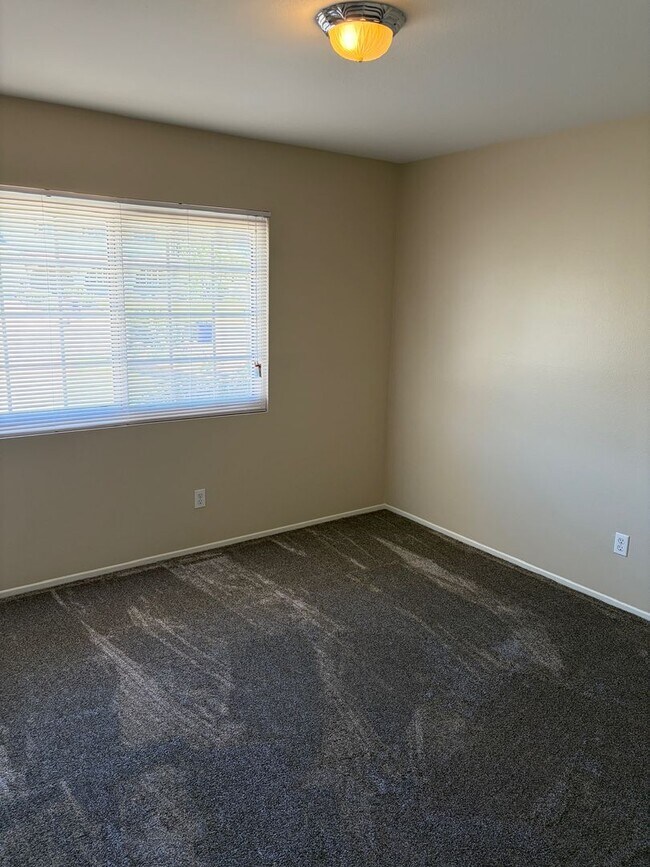 Building Photo - Spacious Single Family Home with Yard