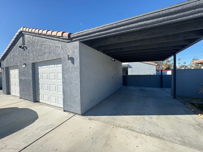Building Photo - COMING SOON!!! Lovely 3 Bedroom / 2 Bath Apartment in Cathedral City!