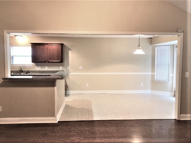 Building Photo - 1325 Sunray Dr