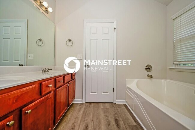 Building Photo - 4 Bedroom Pet-Friendly Home in Ellenwood, GA with Main Street Renewal
