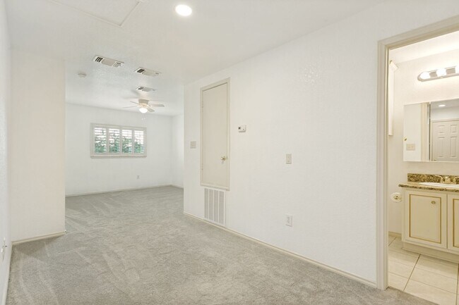 Building Photo - 2-BEDROOM, 2.5-BATHROOM DUPLEX/CONDOMINIUM IN TERRELL HEIGHTS