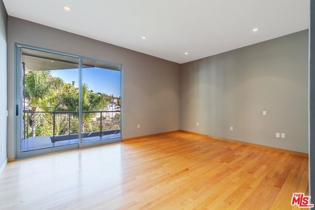 Building Photo - 8614 Hollywood Blvd