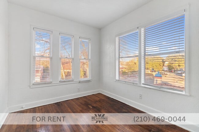 Building Photo - 1630 W Rosewood Ave