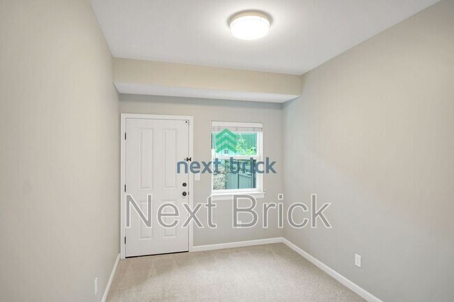 Building Photo - 4650 NE 3rd Ln