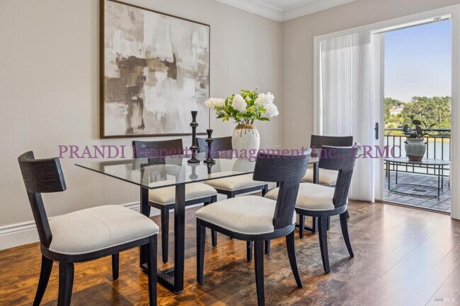 Building Photo - Luxury Townhome on Exclusive De Silva Island!