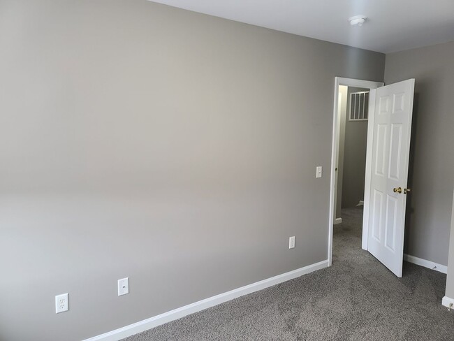 Building Photo - 3 Bedroom 2 1/2 bath Townhome for Rent in Waynesboro