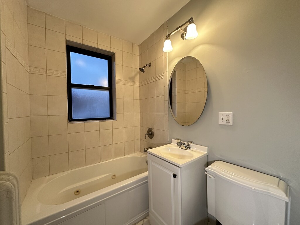 Building Photo - 749 W Addison St