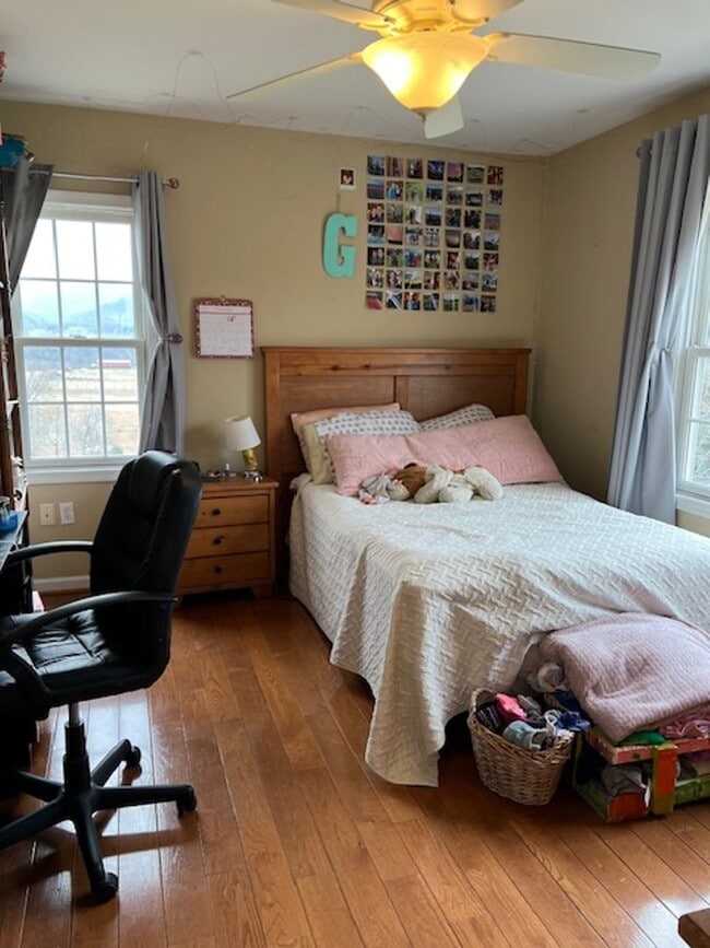 Building Photo - Single Family Home with Breathtaking Views