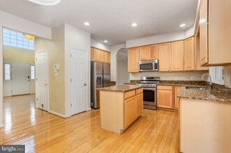 Building Photo - 603 Loring Ave