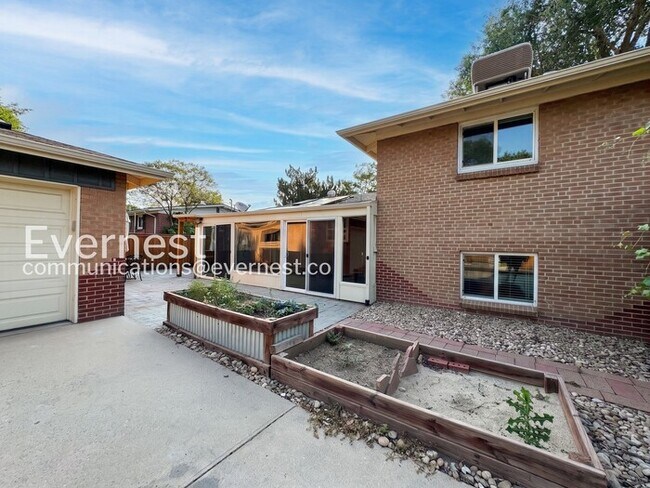 Building Photo - 4-Bed/2-Bath House Charming Home with Fenced Yard/ Available Now!