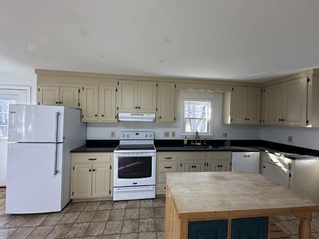 Building Photo - Charming 4-Bed / 1.5-Bath Home in Quiet Springvale Neighborhood