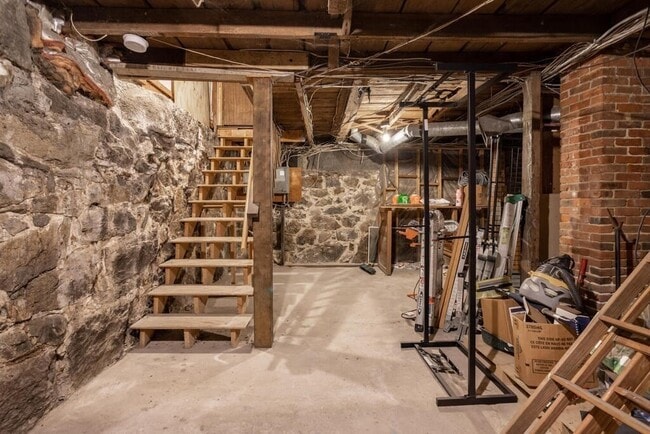 Building Photo - 48 Pleasant St