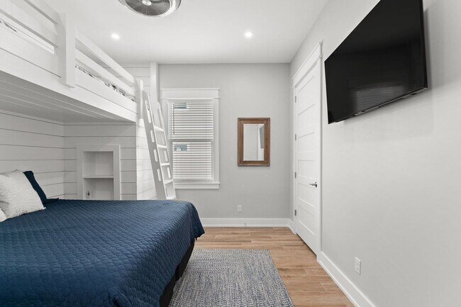 Building Photo - 14300 Front Beach Rd