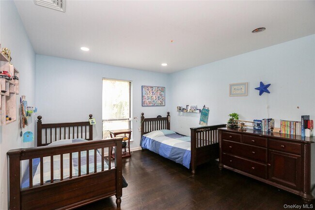 Building Photo - 35 Old Pond Rd