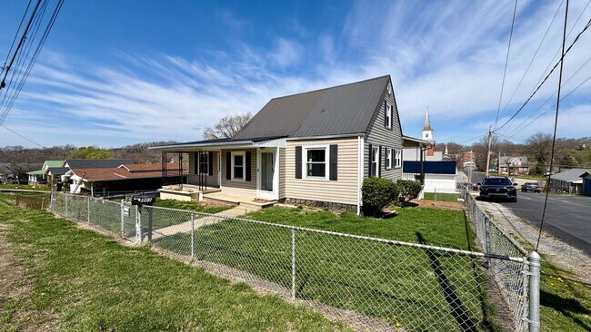 Building Photo - Spacious Updated 5BR Home with Flexible Living Options