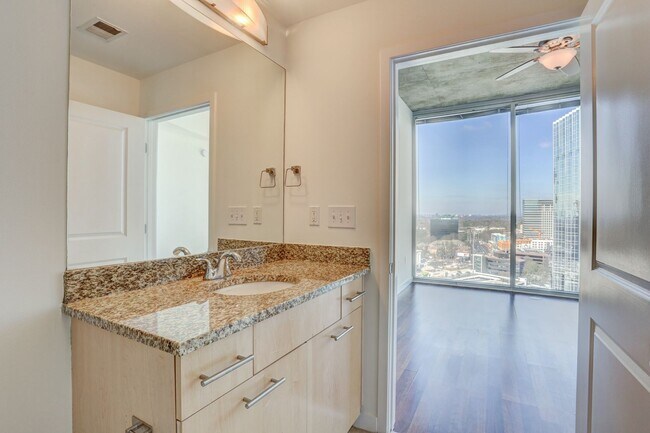 Building Photo - Gorgeous Two Bedroom Condo with Stunning Views of Buckhead!