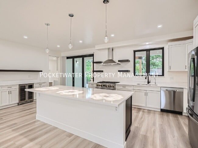 Building Photo - 3595 Darley Ave