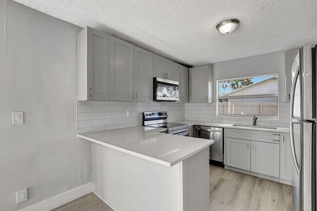 Building Photo - 9632 Saddlebrook Dr