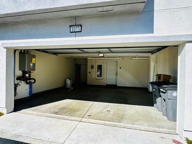 Building Photo - Gorgeous Three Bedroom Townhome For Rent in Gardena!