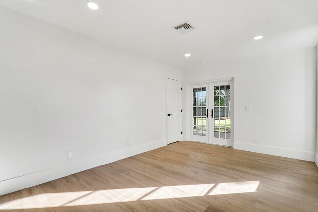 Building Photo - 1009 Alamanda Dr