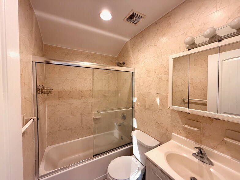 Building Photo - 8814 70th Rd