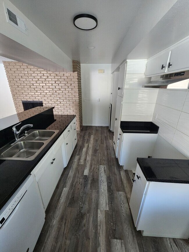 Building Photo - Beautiful Newly Renovated 3 Bedroom 2 Bath...
