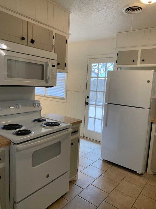 Building Photo - Spacious 2 Bedroom Duplex in Established Neighborhood