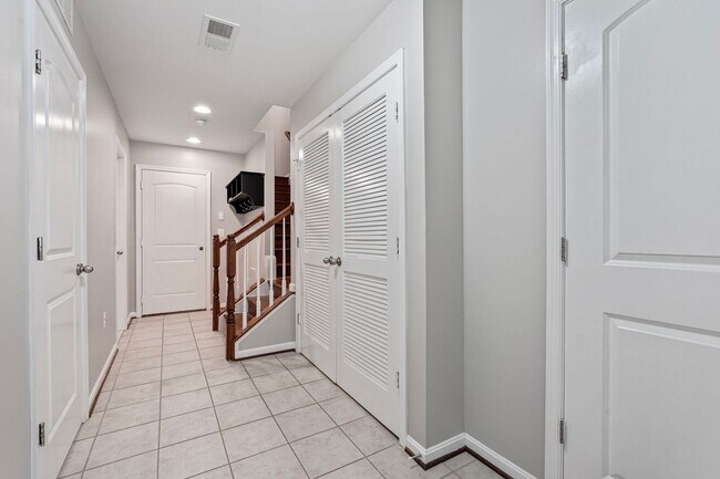 Building Photo - 102 Vista Knoll Dr