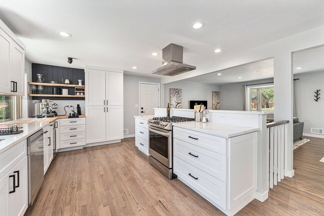Building Photo - $500 OFF RENT!!!! STUNNING 5BD/3BA Home in...