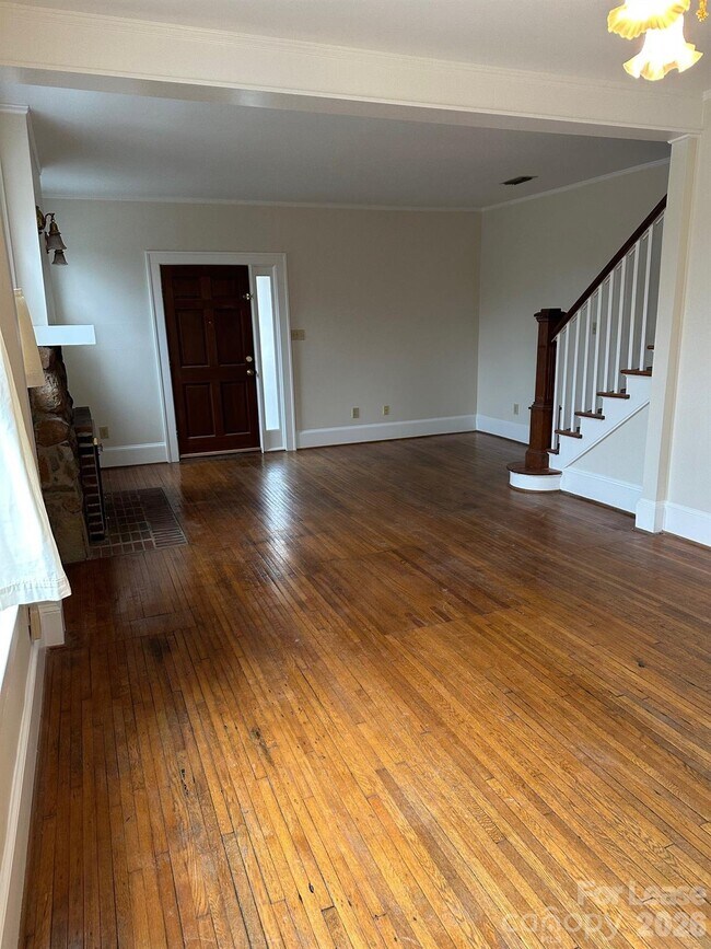 Building Photo - 407 W 9th St