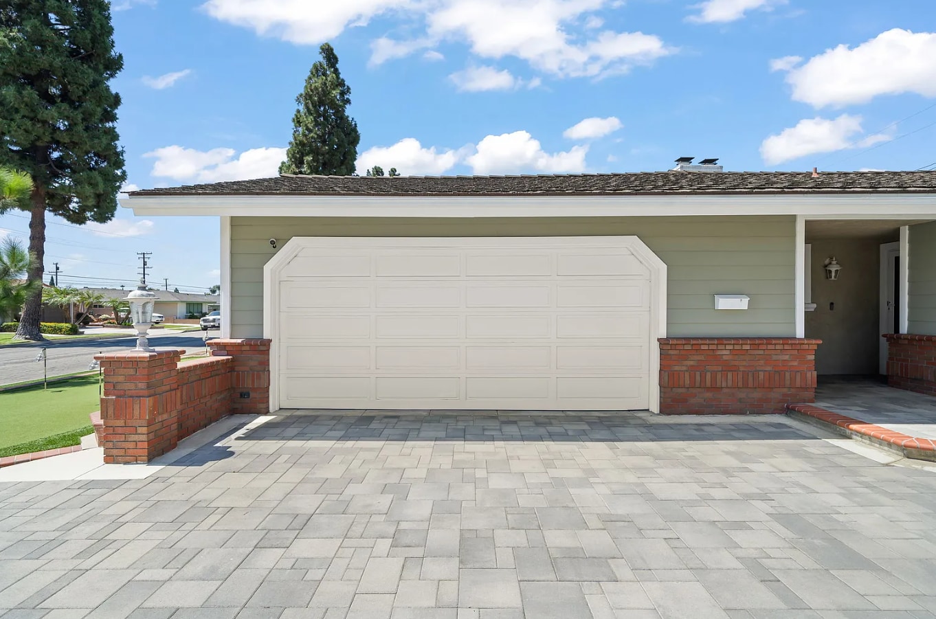 Garage - 5441 Richmond Ave