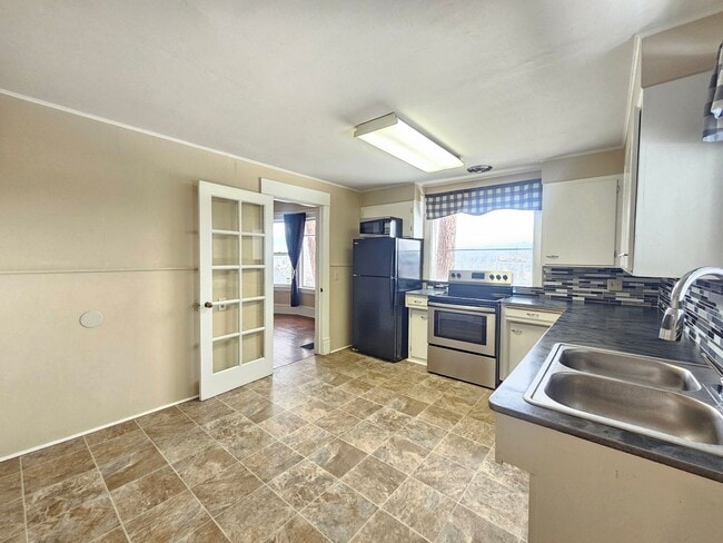 Building Photo - 2028 W 9th Ave