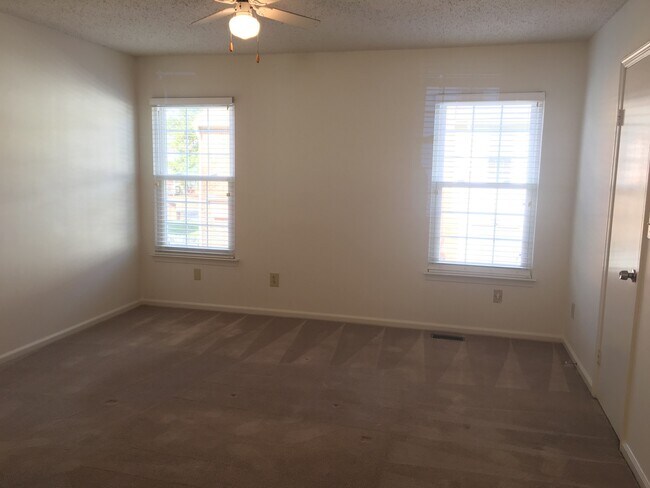 Building Photo - 656 Oleander Cir