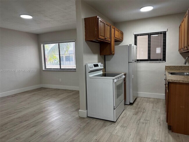 Building Photo - 1330 W 29th St