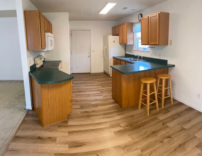Building Photo - 3 bedroom/2 bathroom single family home!  ...
