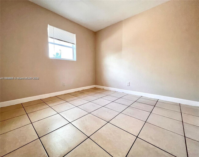 Building Photo - 534 NW 23rd Ave