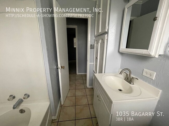 Building Photo - 1035 Bagarry
