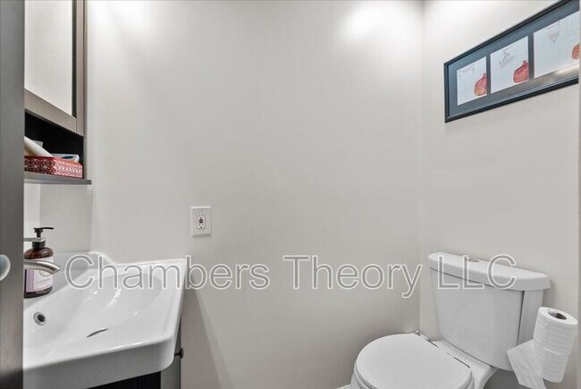 Building Photo - 1033 N George Mason Dr
