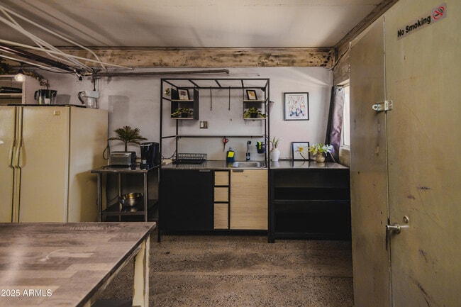 Building Photo - 353 E Thomas Rd