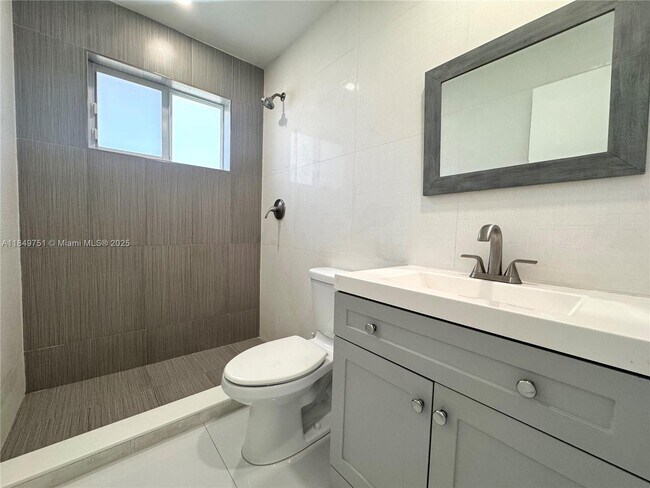 Building Photo - 250 Beacom Blvd