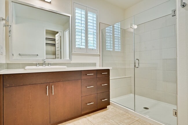 Building Photo - Modern Townhome in Prime Location — Walkab...