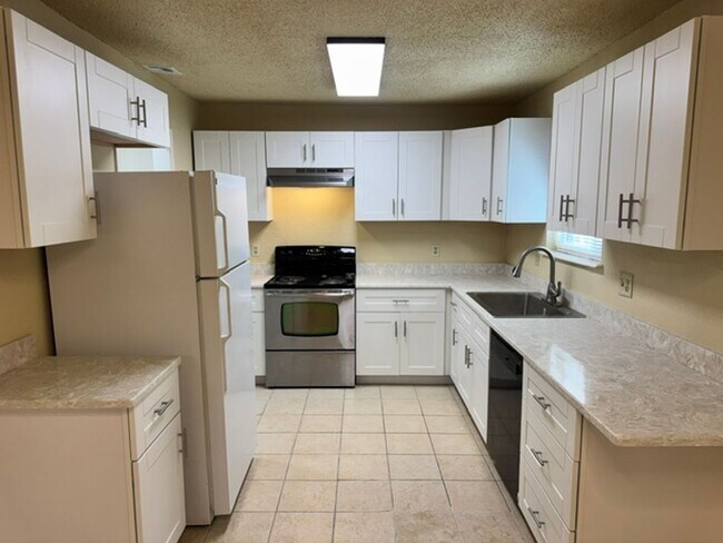 Building Photo - Beautifully updated, 3 bed 2 bath home in Moore, ready for move in! New granite, paint and fixtures!