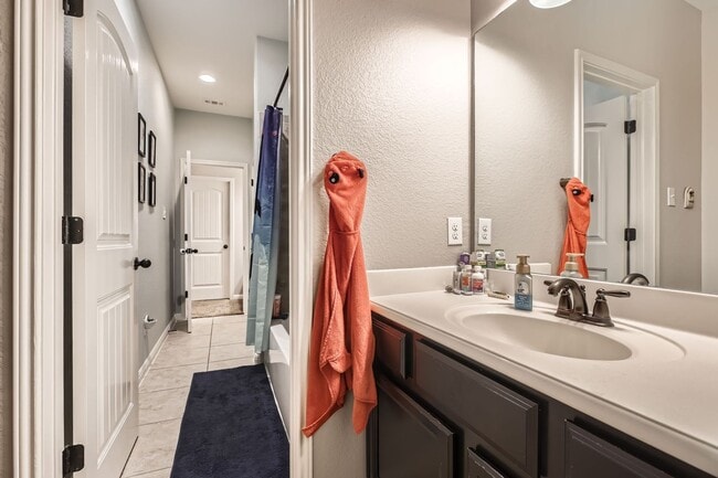 Building Photo - 5 Bedrooms and 3+ Living Spaces!